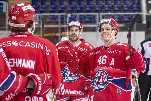 Jubel bei Rapperswils Marco Lehmann, Rapperswils Kay Schweri und Rapperswils Dominik Egli, von links, im Eishockey Spiel der National League zwischen den SC Rapperswil-Jona Lakers und Lausanne HC, am  ...