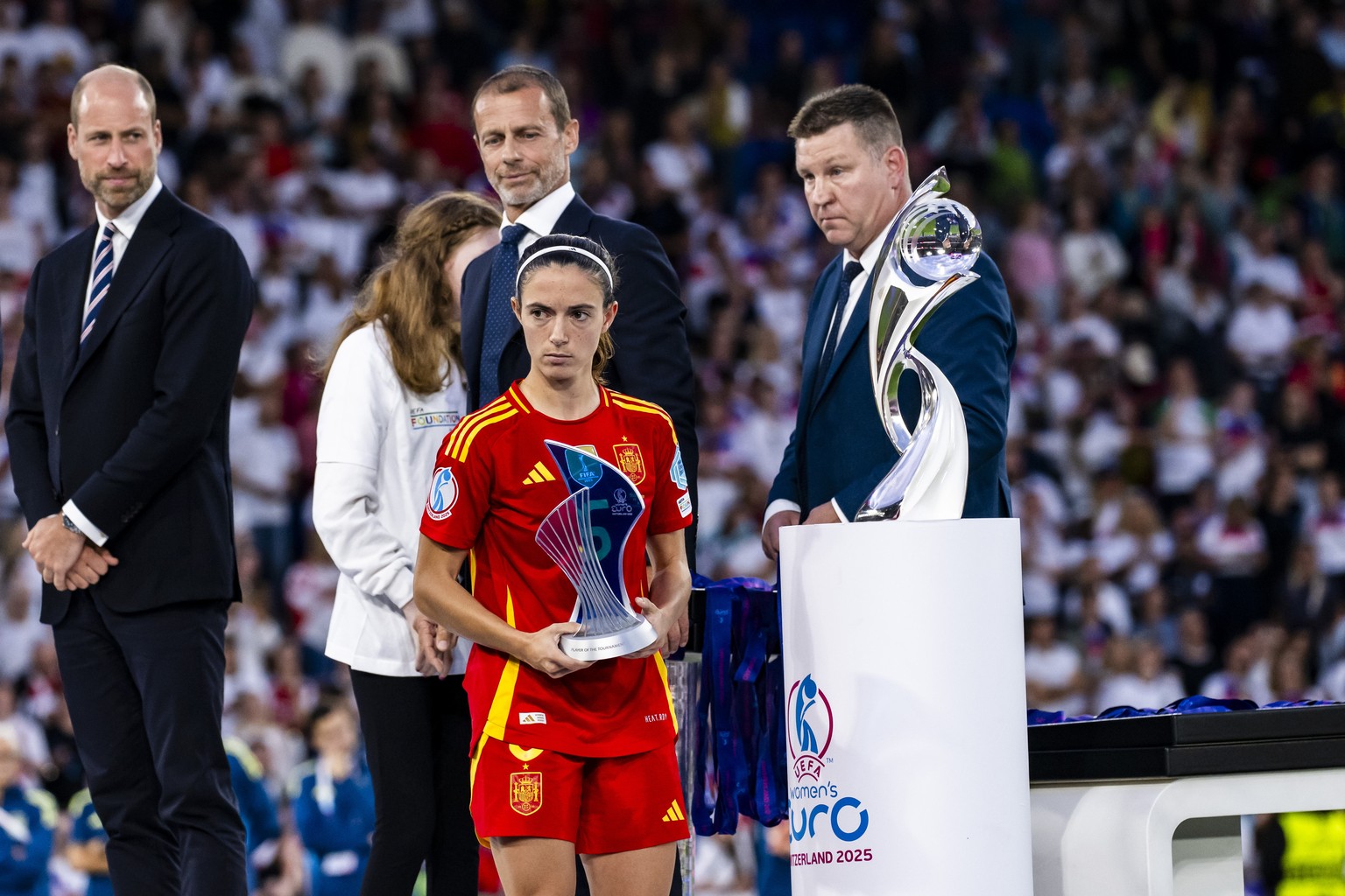 epa12266938 Spain&#039;s Aitana Bonmati (C) holds the trophy of best player during the podium ceremony after losing the UEFA Women&#039;s EURO 2025 final soccer match between England and Spain, in Bas ...