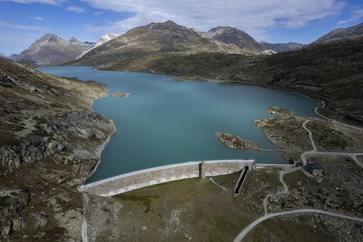 Blick auf die Staumauer des Energieunternehmens Repower am Lago Bianco auf dem Berninapass, aufgenommen am Donnerstag, 28. September 2023, in Poschiavo.