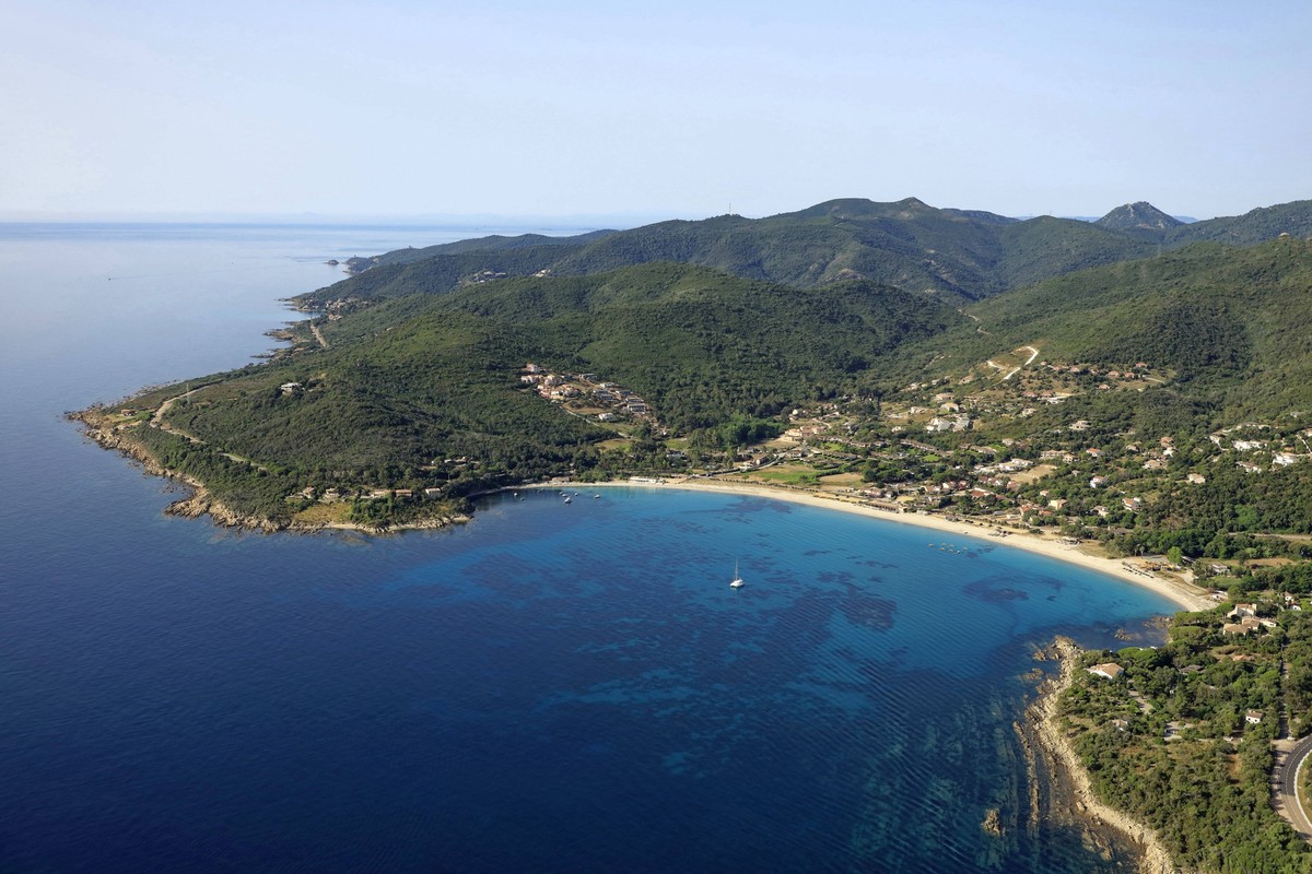 Corse-du-Sud department southern Corsica: anchorage of Favone Southern Corsica, Corse-du-sud department, Sari-Solenzara: aerial view of the cote des Nacres coastal area and the anchorage in the Bay of ...