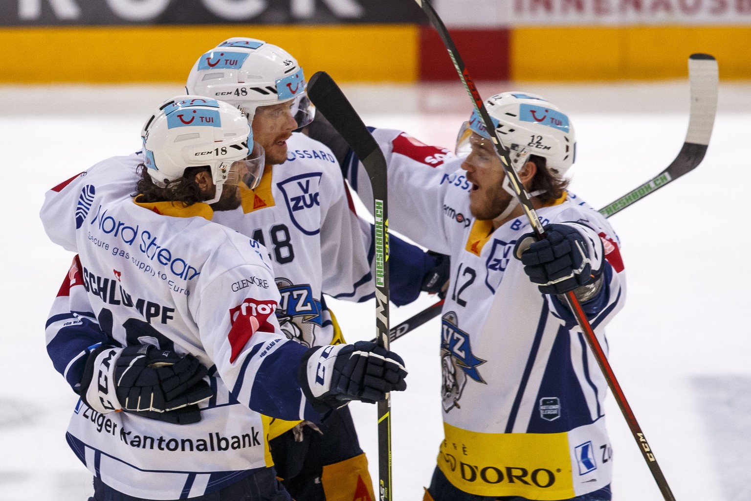 EV Zug Stuermer Carl Klingberg, zweiter von links, feiert seinen Treffer zum 3-5 mit Dominik Schlumpf, links, und Yannick Zehnder, rechts, waehrend dem vierten Eishockey Playoff-Halbfinalspiel der Nat ...