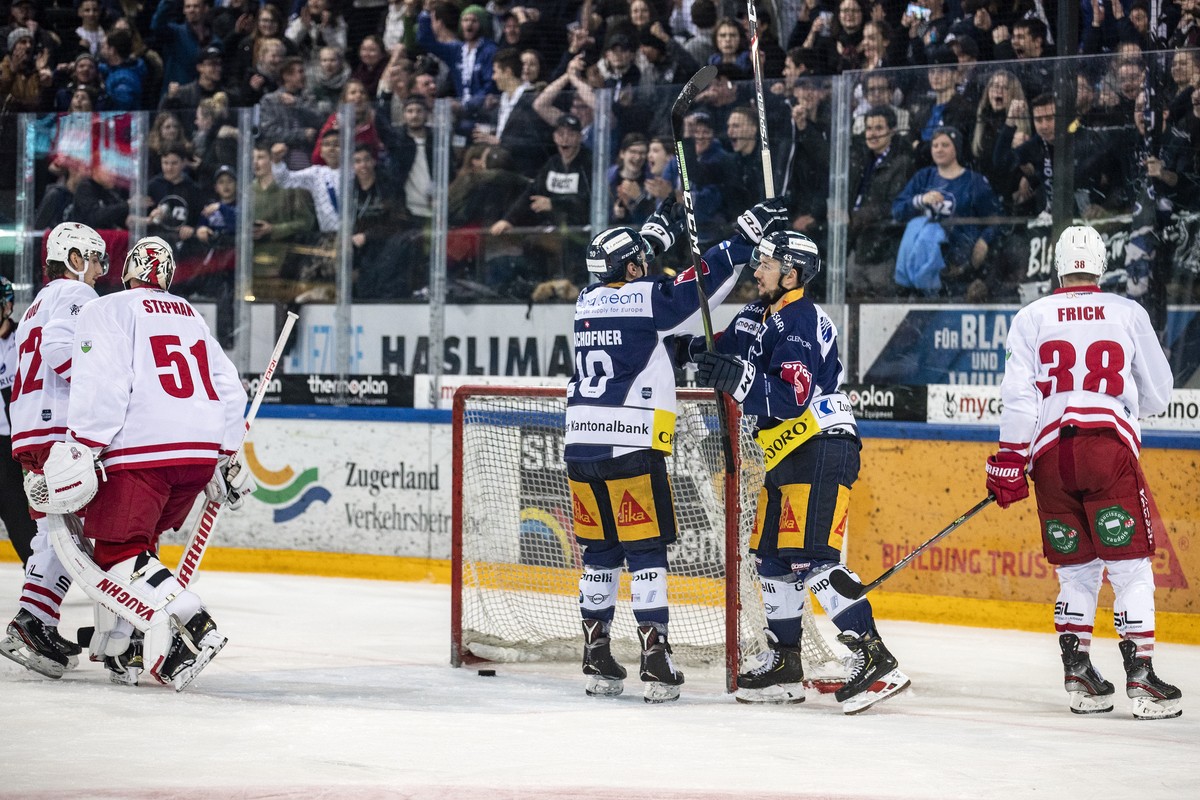 Jubel bei Zugs Jerome Bachofner und Zugs Jan Kovar, von links, nach dem Tor zum 3-0 beim Eishockey Meisterschaftsspiel der National League zwischen dem EV Zug und Lausanne HC, am Dienstag, 11. Februar ...