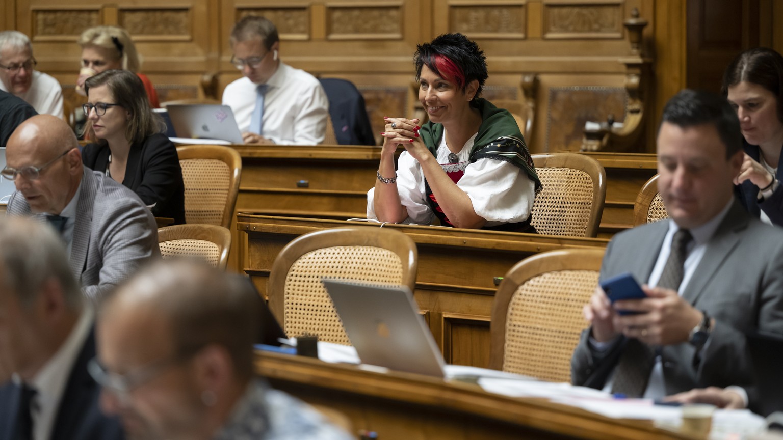 Sandra Sollberger, SVP-BL, in traditioneller Kleidung, waehrend der Sommersession der Eidgenoessischen Raete, am Dienstag, 6. Juni 2023 im Nationalrat in Bern. (KEYSTONE/Anthony Anex)