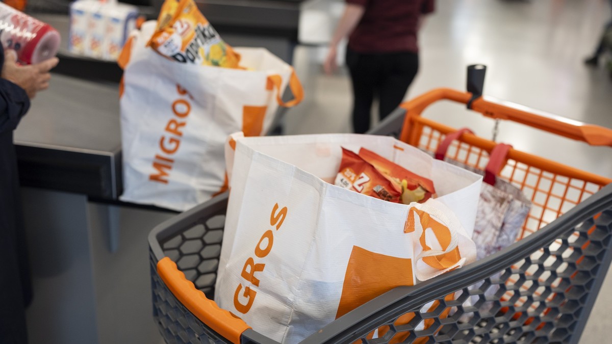 Eine Frau fuellt Einkaufstaschen mit Migros Produkten nach der Kasse im Migros Appenzell, fotografiert am Mittwoch 23. Juli 2025 im Appenzell. (KEYSTONE/Gaetan Bally)