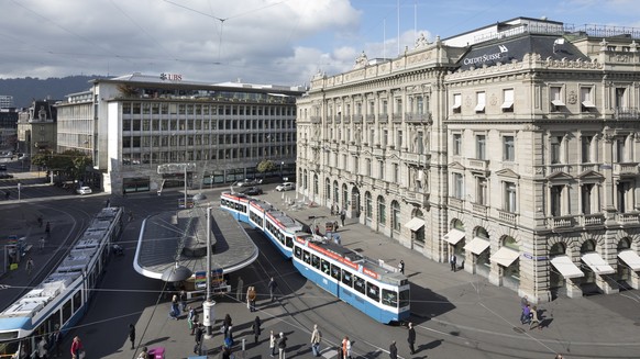 ZUM ZUERCHER PARADEPLATZ, SYNONYM DES FINANZPLATZES SCHWEIZ, STELLEN WIR IHNEN HEUTE, DONNERSTAG, 24. NOVEMBER 2016, FOLGENDES BILDMATERIAL ZUR VERFUEGUNG --- Paradeplatz Square with the headquarter o ...