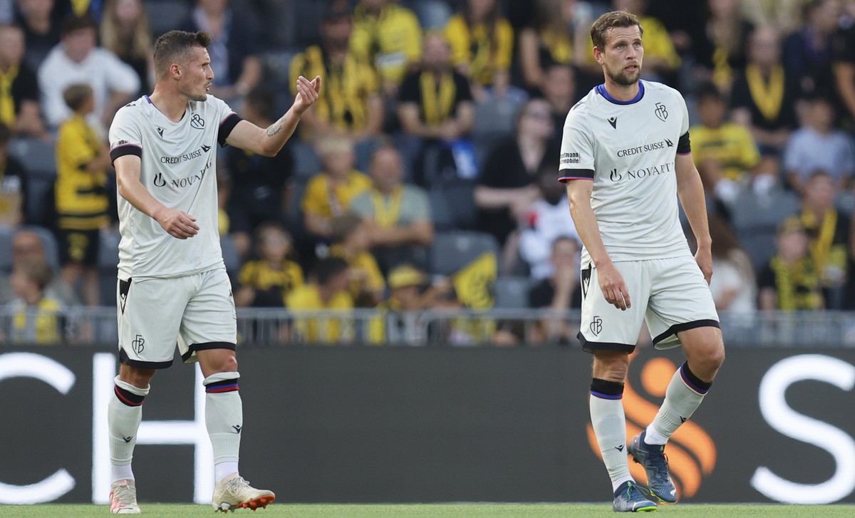 Basels Taulant Xhaka, links, und Basels Fabian Frei nach dem Tor zum 2-0 durch YBs Ulisses Garcia (nicht im Bild) im Super League Spiel zwischen dem BSC Young Boys Bern und dem FC Basel, am Sonntag, 8 ...