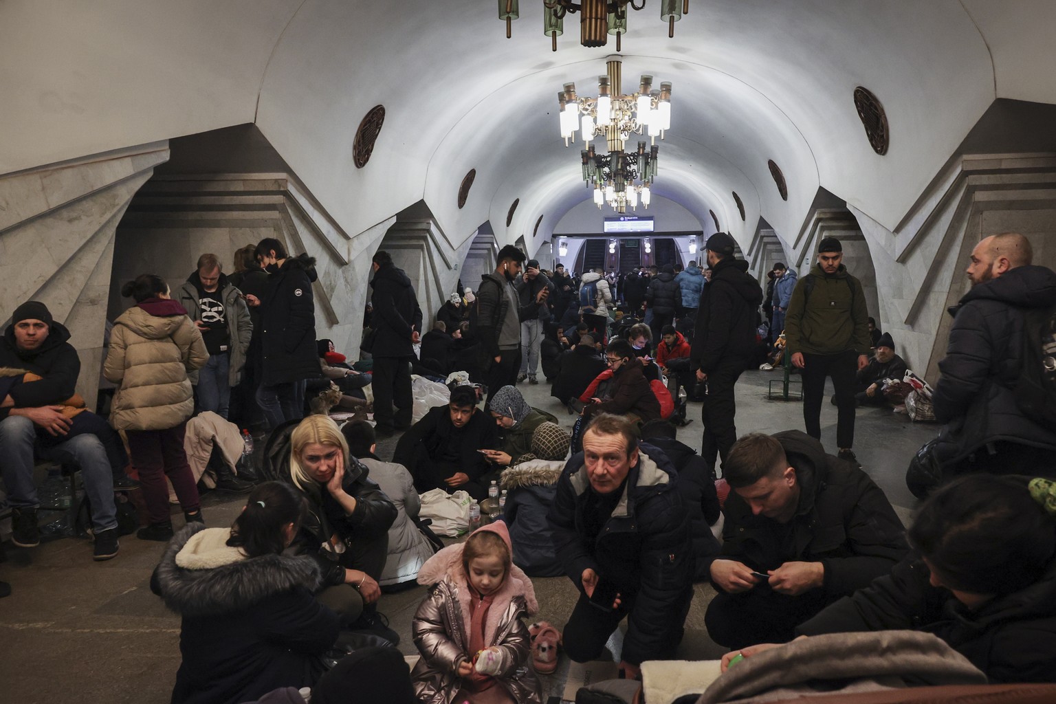 epa09781401 Ukrainian people shelter in Pushkinskaya underground station in Kharkiv, Ukraine, 24 February 2022. Russian troops launched a major military operation on Ukraine on 24 February, after week ...