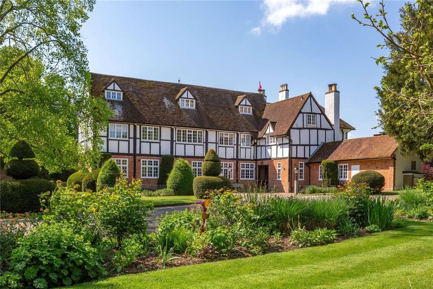 Mel B's house is for sale. 
Church Road
Little Marlow, Marlow, Buckinghamshire, SL7 3RZ
https://search.savills.com/property-detail/gbherslac210396