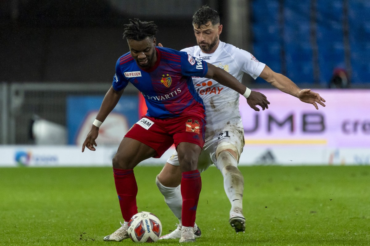 Basels Afimico Pululu, links, im Kampf um den Ball gegen Zuerichs Blerim Dzemaili, rechts, im Fussball Meisterschaftsspiel der Super League zwischen dem FC Basel 1893 und dem FC Zuerich im Stadion St. ...