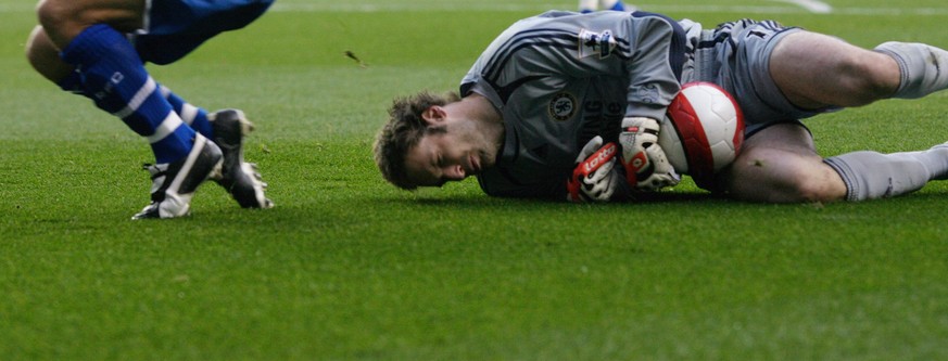 14.10.2006: Petr Cech bangt nach einem üblen Zusammenprall um sein Leben und wird danach nie mehr ohne Helm im Tor stehen