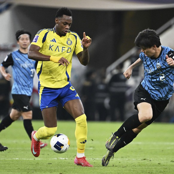 Al Nassr&#039;s Jhon Duran, left, looks to shoot against Kawasaki Frontale during a AFC Champions League Elite semifinal soccer match against Al Nassr at Alinma Stadium in Jeddah, Saudi Arabia, Wednes ...