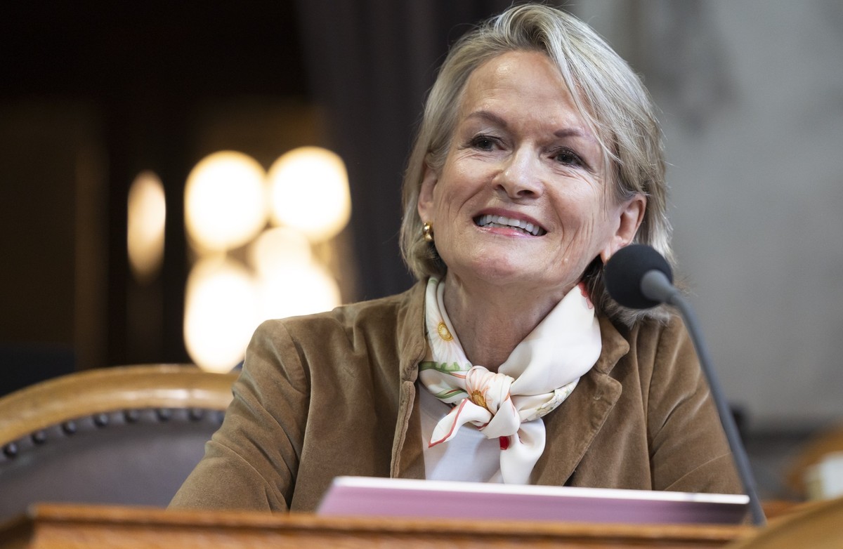 Andrea Gmuer, Mitte-LU, spricht waehrend der Debatte um die Volksinitiative &amp;quot;Jederzeit Strom fuer alle (Blackout stoppen)&amp;quot; waehrend der Fruehlingssession der Eidgenoessischen Raete,  ...