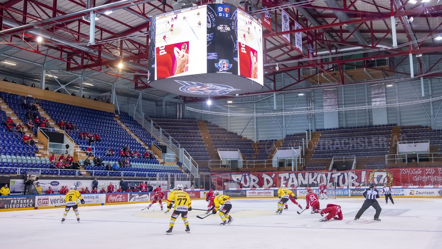 50 ausgeloste Fans sitzen auf der Tribuene verteilt waehrend dem Eishockey-Meisterschaftsspiel der National League zwischen den SC Rapperswil-Jona Lakers und dem SC Bern am Dienstag, 17. November 2020 ...