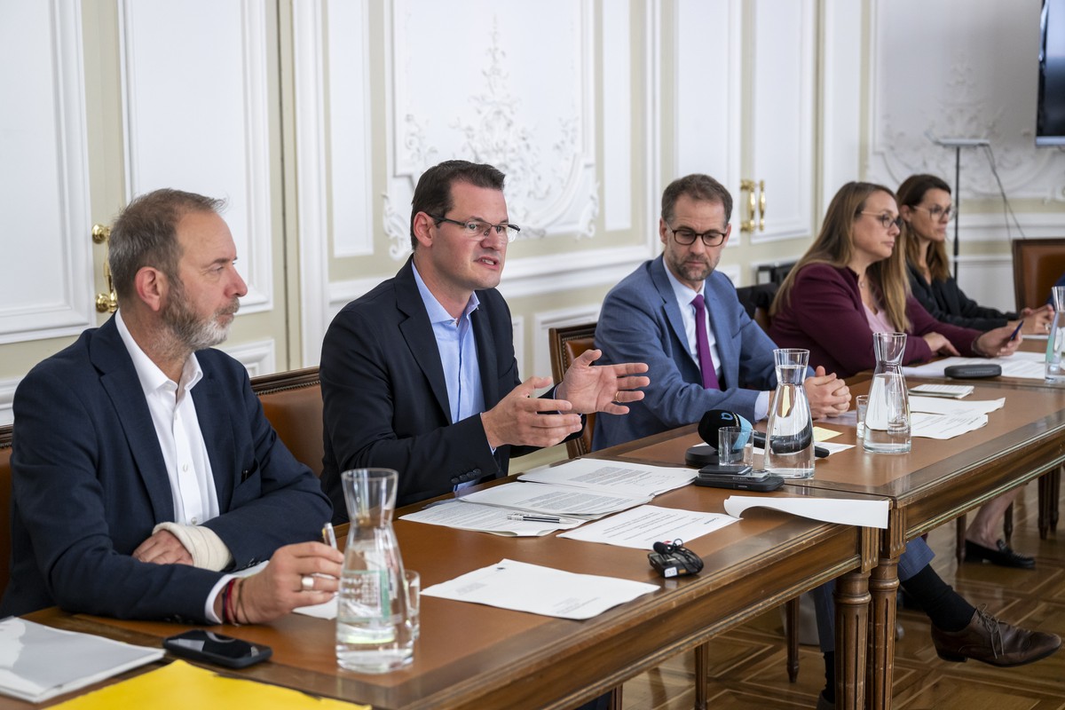 Les conseillers d'Etat genevois, Thierry Apotheloz, Pierre Maudet, le president du Conseil d'Etat genevois, Antonio Hodgers, Carole-Anne Kast, Anne Hiltpold, de gauche a droite, s'expri ...