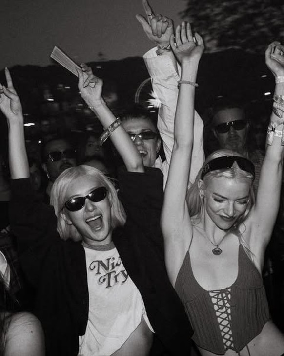 Anya Taylor-Joy (rechts) und Rosé am Coachella 2026

https://www.instagram.com/p/DXC_n0Hkry0/?hl=de&amp;img_index=13