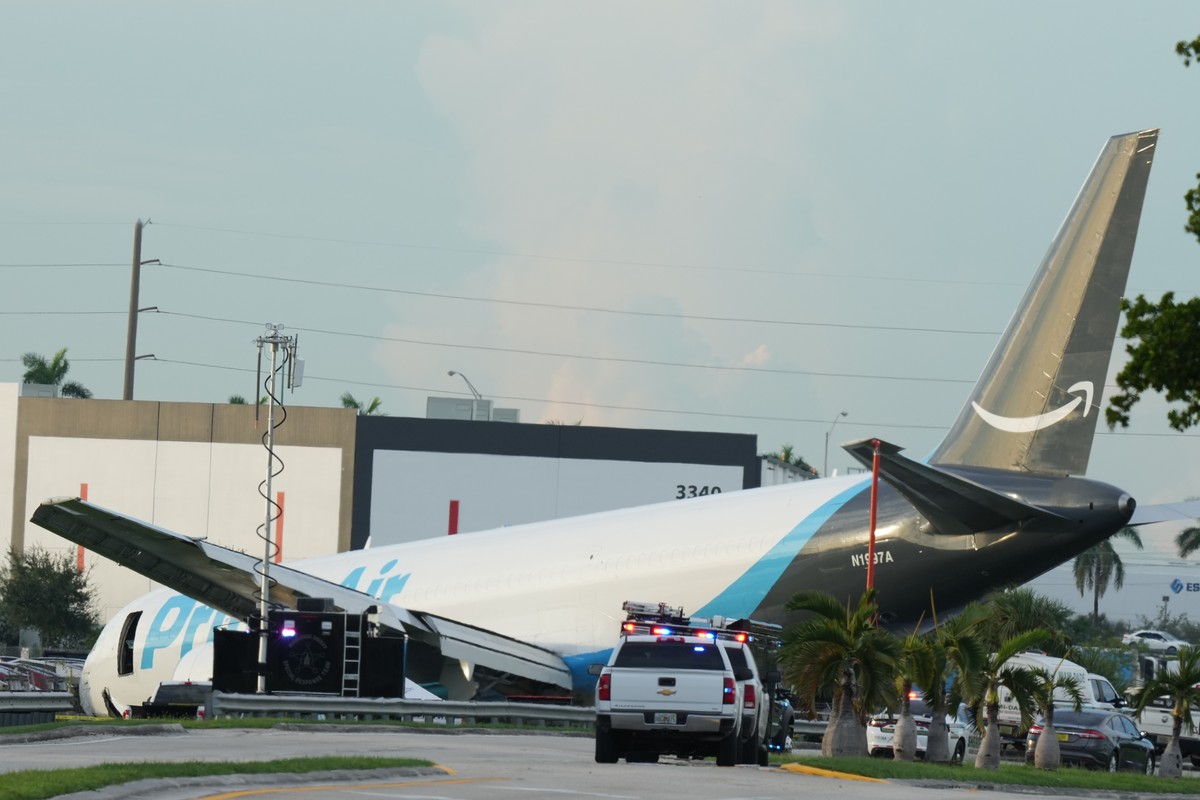 An Amazon cargo plane sits at the Miami International Airport (MIA) after it overshot the runway, Sunday, Sept. 6, 2026. (AP Photo/Lynne Sladky)
Amazon Plane Overruns Runway
