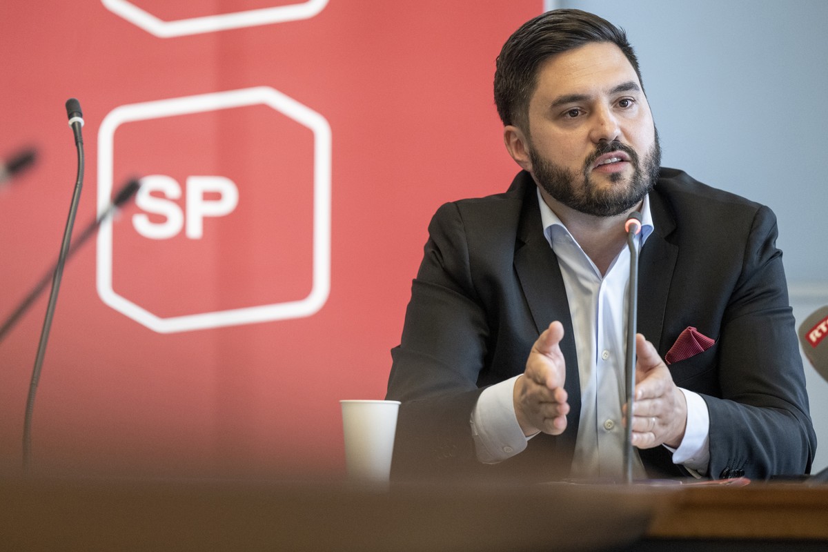 Cedric Wermuth, Co-Praesident der SP Schweiz und Nationalrat/AG, anlaesslich eines Point de Presse, zur Ankuendigung und Ruecktritt von Bundespraesident Alain Berset, am Mittwoch 21. Juni 2023, in Ber ...
