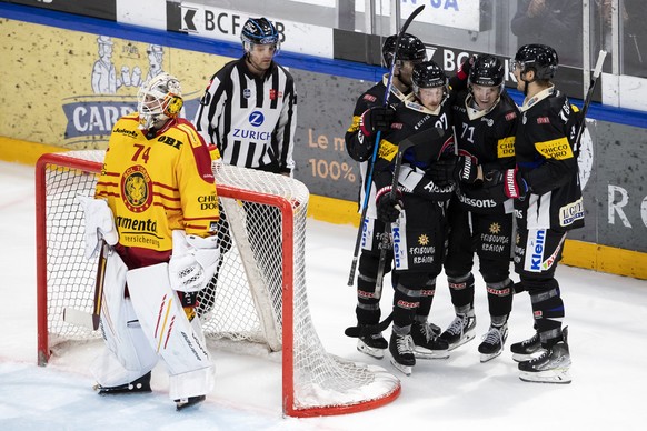 Gotterons Killian Mottet, 2. von rechts, jubelt mit seinen Teamkollegen nach dem Tor zum 2-1 neben Langnaus Torhueter Ivars Punnenovs, im Eishockey Meisterschaftsspiel der National League zwischen dem ...