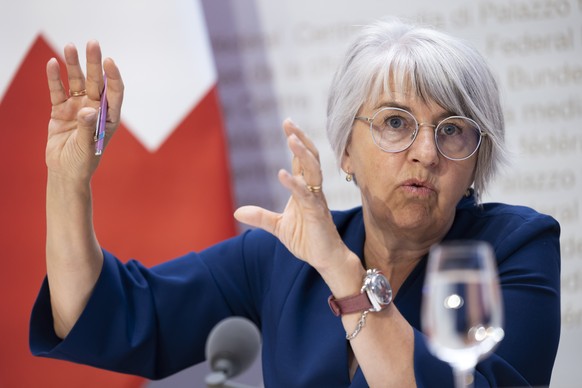 Bundesraetin Elisabeth Baume-Schneider spricht waehrend einer Medienkonferenz ueber die Umsetzung und Finanzierung der 13. AHV-Rente am Mittwoch, 14. August 2024 in Bern. (KEYSTONE/Peter Klaunzer)