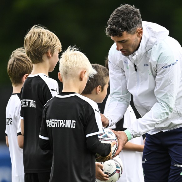 Fabian Schaer gibt ein Autogramm im Kids-Training der Schweizer Fussball Nationalmannschaft, am Samstag, 28. Mai 2022, in Bad Ragaz. Die Nationalmannschaft ist vor Ort im Trainingslager. (KEYSTONE/Gia ...