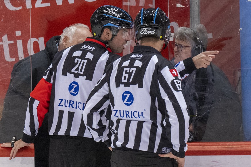 Schiedsrichter Marc Wiegand, links, und linesman Dario Fuchs, rechts, geben Anweisungen vor dem Qualifikations-Spiel der National League zwischen den SCL Tigers und dem HC Genf Servette, am Dienstag,  ...