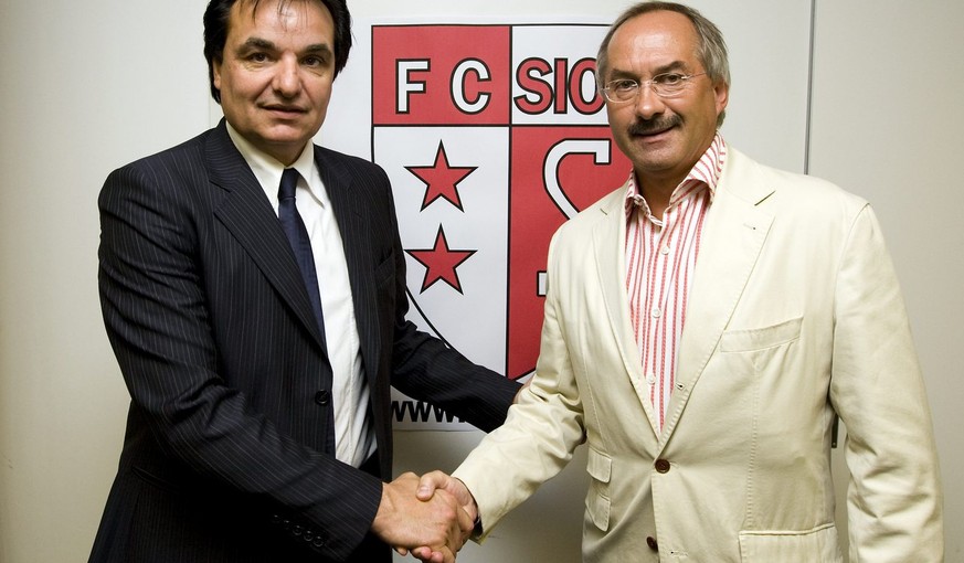 Christian Constantin, gauche, president du FC Sion sert la main du nouvel entraineur du FC Sion, Uli Stielike, droite, apres la conference de presse ce samedi 31 mai 2008 a Martigny. (KEYSTONE/Jean-Ch ...