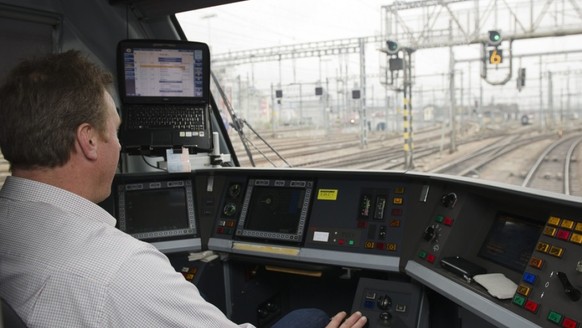 Der SBB fehlen pro Tag rund 30 Lokführer. Deshalb wirbt die Bahn mit einer gross angelegten Kampagne für Quereinsteiger und höherem Ausbildungslohn. (Symbolbild)