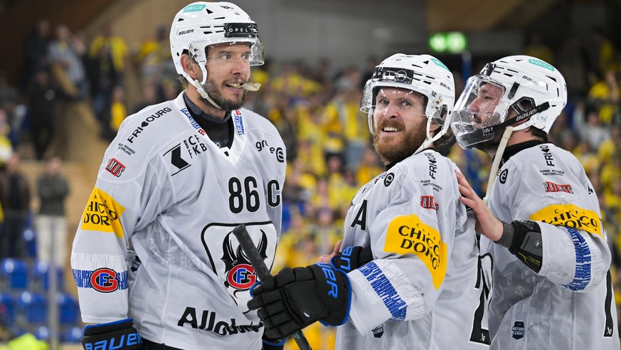 Julien Sprunger (HCFG) mit Christoph Bertschy und Maximilian Streule, von links, nach seinem 3-2 im dritten Eishockey Playoff Finalspiel der National League zwischen HC Davos (HCD) und HC Fribourg-Got ...