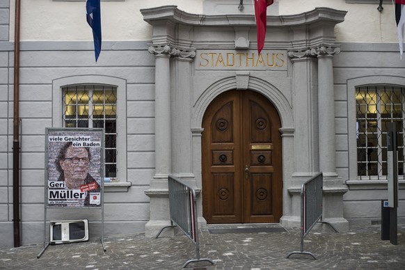 Ein Plakat von Geri Müller vor dem Stadthaus in Baden.