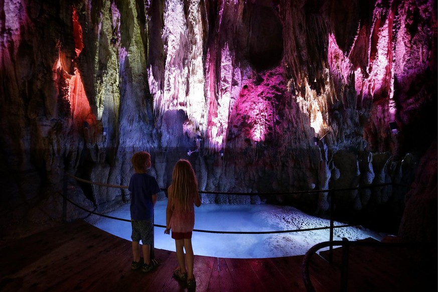 Besucher in den Hoellgrotten, in den Tropfsteinhoehlen im Lorzentobel in Baar am Freitag, 7. Juni 2013...(KEYSTONE/Alexandra Wey)