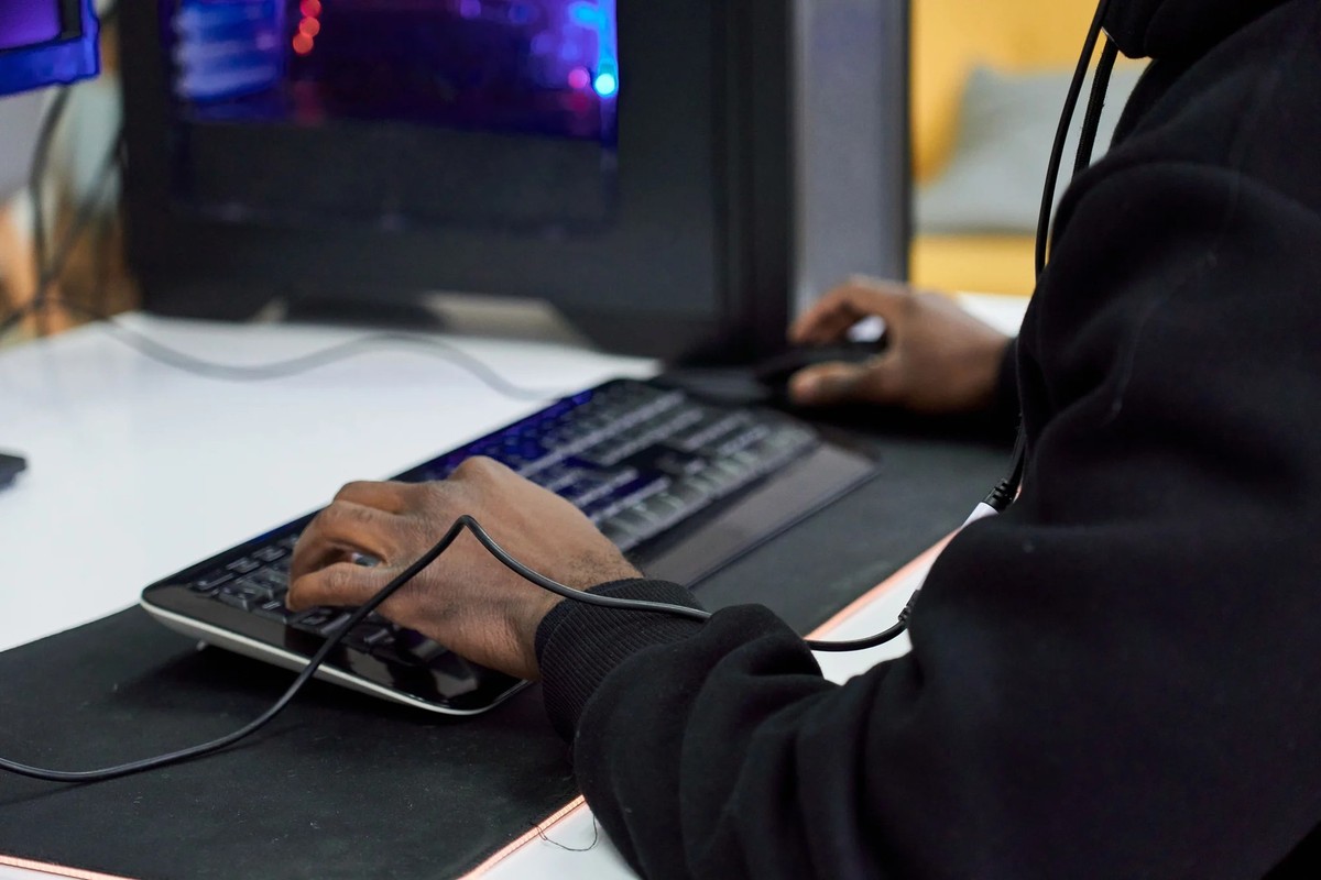 Les jeunes arnaqueurs regardent par-dessus l'épaule des escrocs plus âgés dans les cybercafés (image d'illustration).