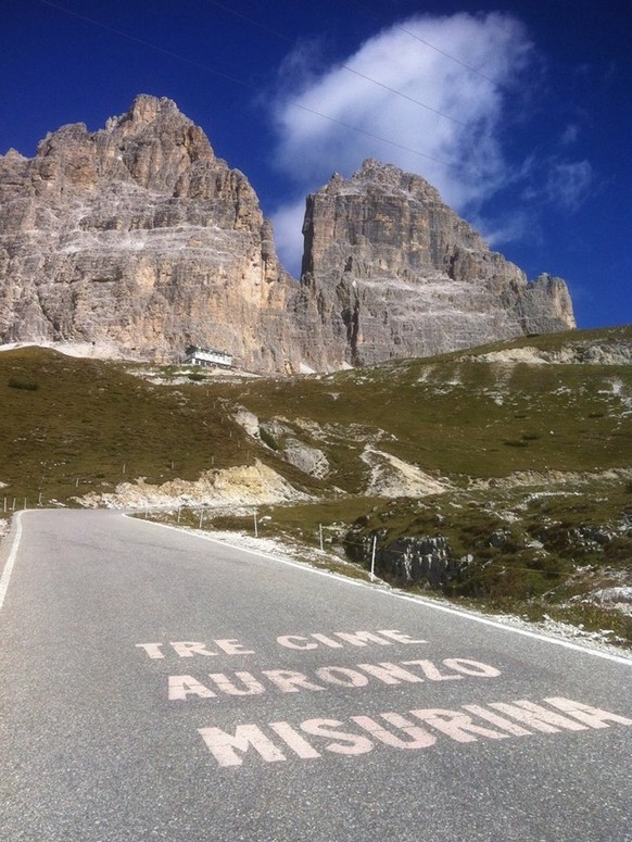 Ein legendärer Anstieg des Giro d'Italia: Steil geht's hinauf zu den Drei Zinnen.