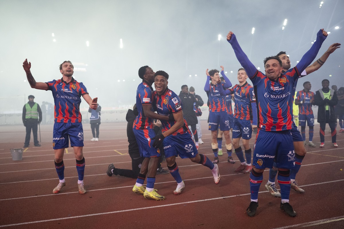 Die Basler jubeln nach dem Sieg im Fussball Meisterschaftsspiel der Super League zwischen dem Zuerich, FCZ, und dem FC Basel 1893, FCB, im Letzigrund, am Sonntag, 2. Februar 2025 in Zuerich. (KEYSTONE ...