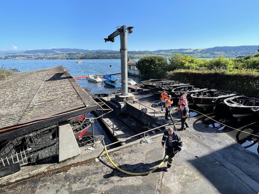 Mehrere ausgewassserte Motorboote brannten aus.