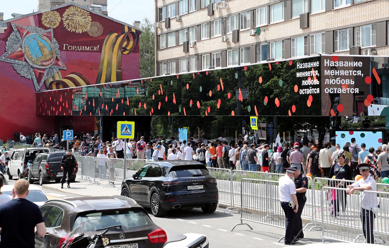 epa10009468 People visit a former McDonald&#039;s restaurant during reopening under a new brand Vkusno I Tochka, in Moscow, Russia, 12 June 2022. On 14 March 2022, due to events in Ukraine, McDonald&# ...