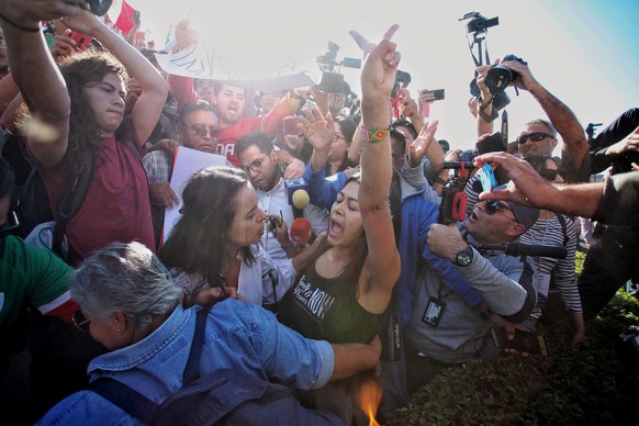 epa07175839 People expel a woman from the protest against the presence of Central American migrants, who wait for the arrival of other caravans to request asylum in the United States, in the border ci ...