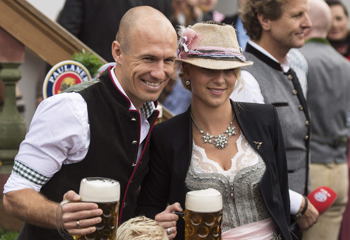 Arjen Robblen kann mit Frau Bernadien anstossen.&nbsp;