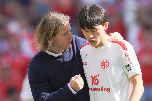 1. FSV Mainz 05 - SV Darmstadt 98, 1. FBL Trainer Bo Henriksen 1.FSV Mainz 05 versucht vor dem Anpfiff Jae-sung Lee 1.FSV Mainz 05, 7 zu motivieren. Bundesligaspiel zwischen dem 1. FSV Mainz 05 und de ...