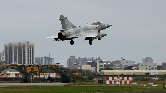 KEYPIX - epa12617622 A Taiwanese Air Force Mirage 2000 fighter jet approaches for landing as it returns from a mission at an air base in Hsinchu, Taiwan, 30 December 2025. China conducted live-fire dr ...
