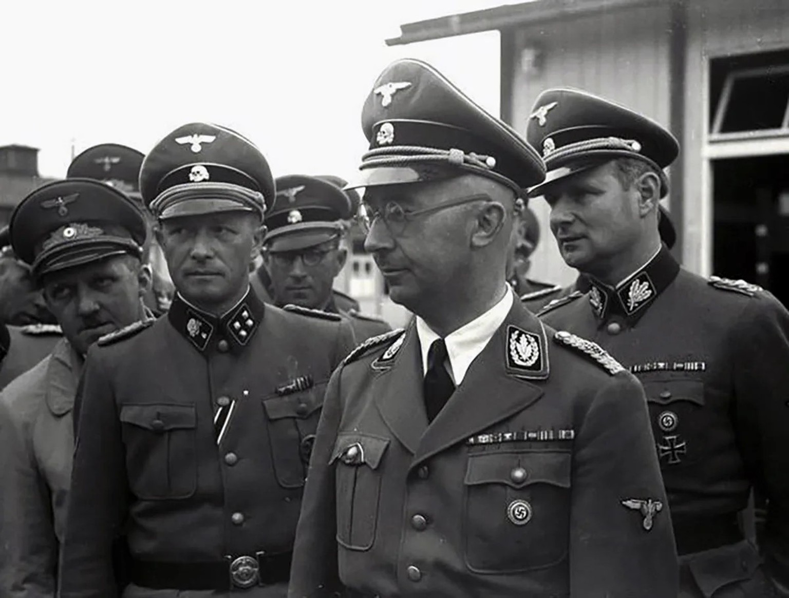 Karl Wolff (rechts) bei einem Besuch mit Heinrich Himmler (Zweiter von rechts) im KZ Mauthausen, April 1941.
https://commons.wikimedia.org/wiki/File:Bundesarchiv_Bild_192-111,_KZ_Mauthausen,_Besuch_He ...
