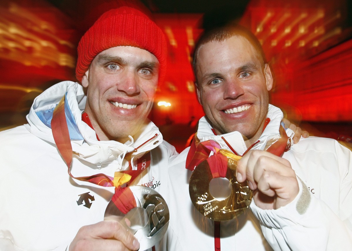 First placed Swiss Philipp Schoch, right, and his brother Simon Schoch show the gold and silver medals they won in today's Snowboard Men's Parallel Giant Slalom after the medal ceremony on P ...