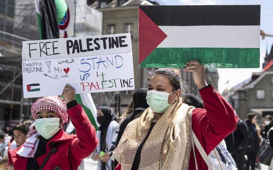 Personen protestieren bei einer Kundgebung gegen die Unruhen in Nahost und plaedieren fuer Frieden in Palaestina, am Samstag, 22. Mai 2021, in Bern. (KEYSTONE/Peter Schneider)