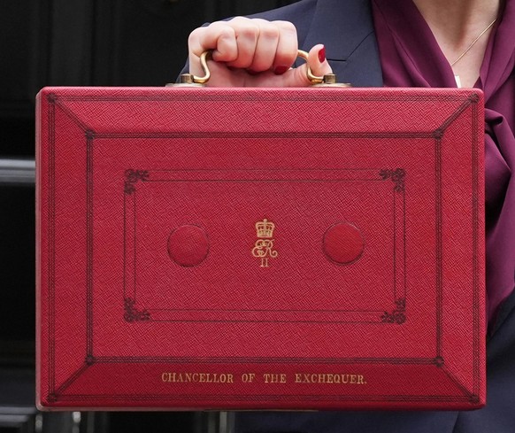 In diesem Köfferchen trägt die britische Schatzkanzlerin ihr neues Budget ins Parlament.