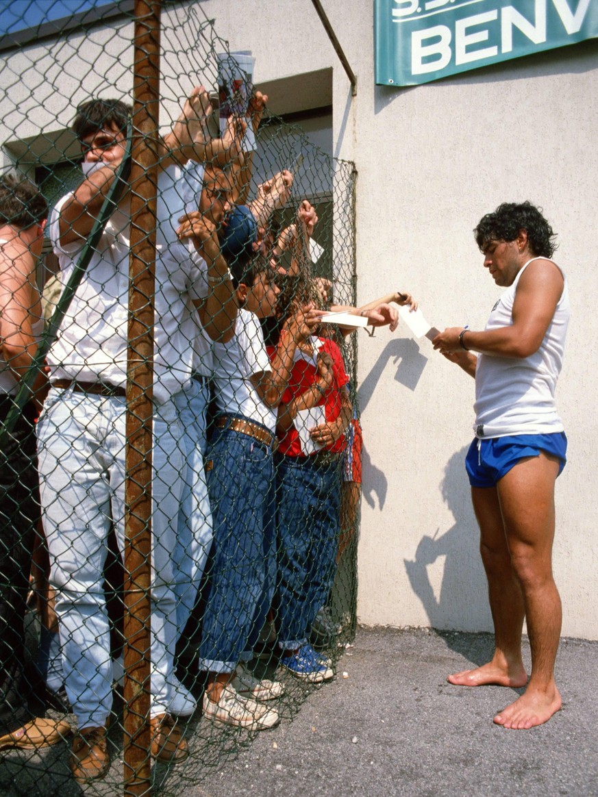 Bildnummer: 02560212 Datum: 12.09.1988 Copyright: imago/AFLOSPORT
Diego Armando Maradona (Neapel) gibt den Fans Autogramme durch einen Zaun hindurch - PUBLICATIONxINxGERxSUIxAUTxHUNxONLY (aflo391); Vd ...