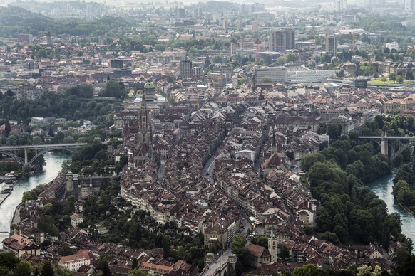 epa06751846 An aerial view on the old town of Berne, Switzerland, 19 May 2018 (issued 20 May 2018). EPA/PETER SCHNEIDER