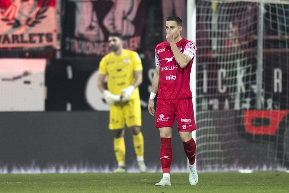 Torhueter Stefanos Kapino (FCW) und Adrian Durrer (FCW), von links, sind nach dem Tor zum 0:1 enttaeuscht bei dem Spiel der Fussball Super League zwischen dem FC Winterthur und FC Thun am Dienstag, 16 ...