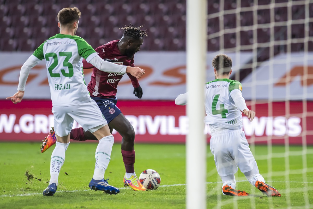 L'attaquant genevois Grejohn Kyei, centre, lutte pour le ballon avec le milieu st-gallois Betim Fazliji, gauche, et le defenseur st-gallois Leonidas Stergiou, droite, lors de la rencontre de foot ...