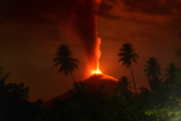 epaselect epa07068107 Mount Soputan spews hot ash and lava as seen from Lobu village in Minahasa, North Sulawesi, Indonesia, 04 October 2018. The volcano has erupted, with a column of hot ash reaching ...