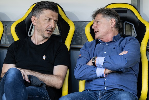 CAPTION CORRECTION: KORRIGIERT IDENTITAET DES SPORTCHEFS - Zuerichs Sportchef Marinko Jurendic, links, und Praesident Ancillo Canepa diskutieren vor dem Fussball Meisterschaftsspiel der Super League z ...