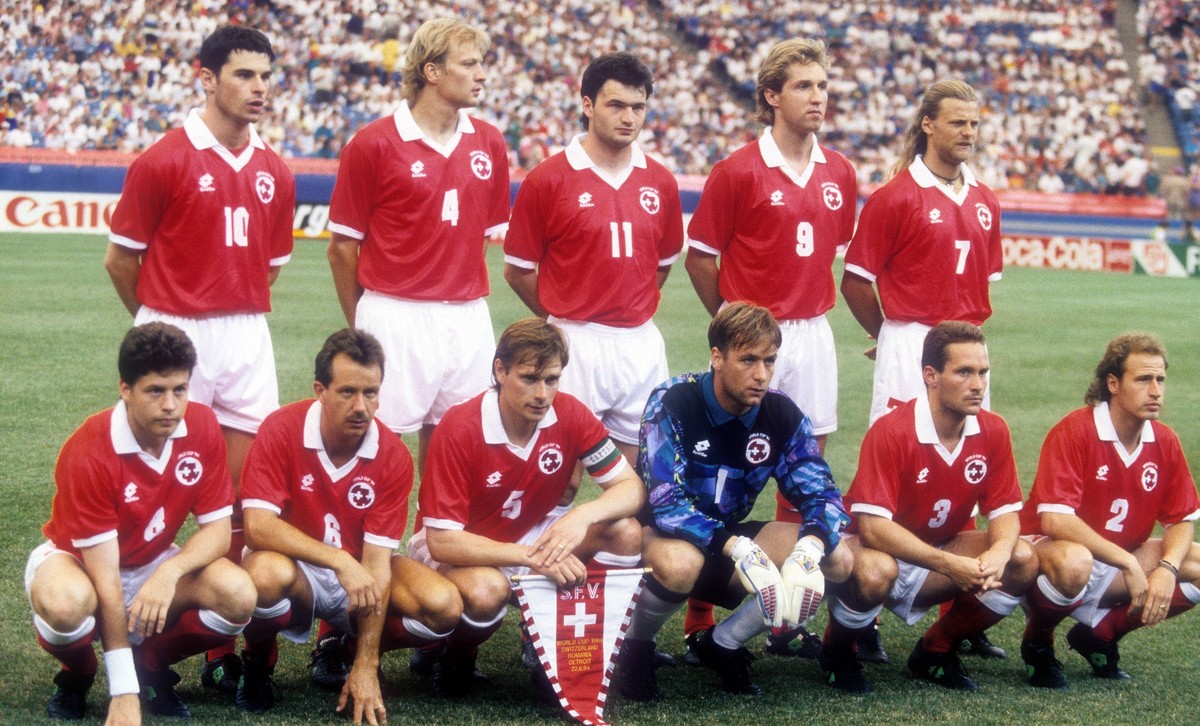 Mannschaftsfoto Schweiz, hi.v.li.: Ciriaco Sforza, Dominique Herr, Stephane Chapuisat, Adrian Knup, Alain Sutter; vo.v.li.: Christophe Ohrel, Georges Bregy, Alain Geiger, Torwart Marco Pascolo, Yvan Q ...